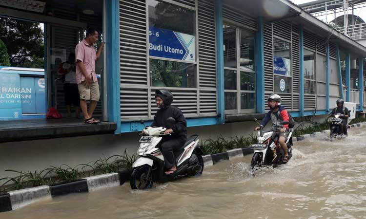 BERITA FOTO : Ketika Banjir Melumpuhkan Transportasi Ibu Kota 