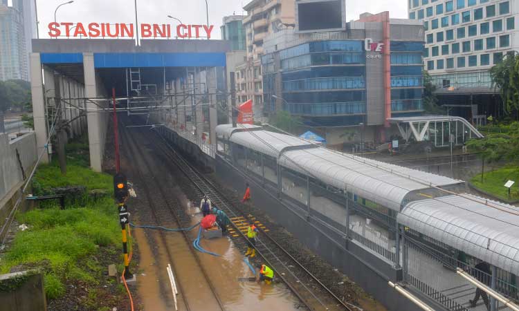 BERITA FOTO : Ketika Banjir Melumpuhkan Transportasi Ibu Kota 