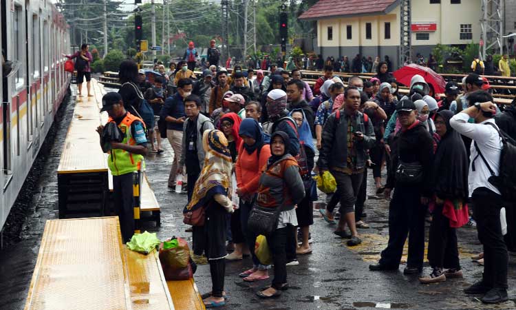 BERITA FOTO : Ketika Banjir Melumpuhkan Transportasi Ibu Kota 