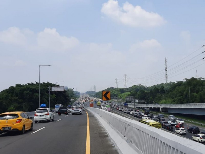 Jalan Tol MBZ Arah Cikampek Macet Panjang, Begini Penampakannya!