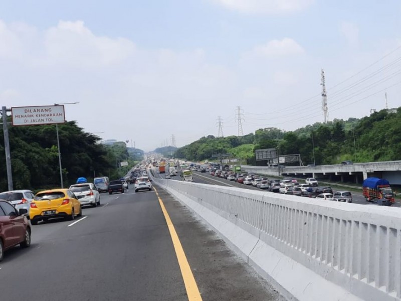 Jalan Tol MBZ Arah Cikampek Macet Panjang, Begini Penampakannya!