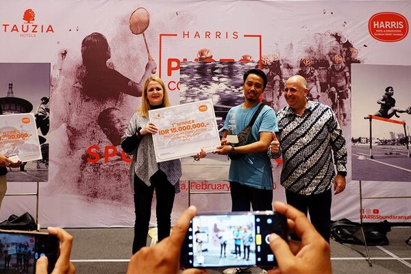 Harris Hotel Bundaran Satelit Pamerkan 20 Foto Seni