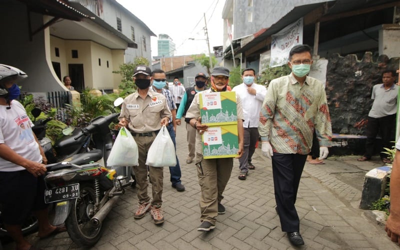 GM Pertamina MOR VII Bagikan Sembako untuk Warga di Sekitar Kantornya