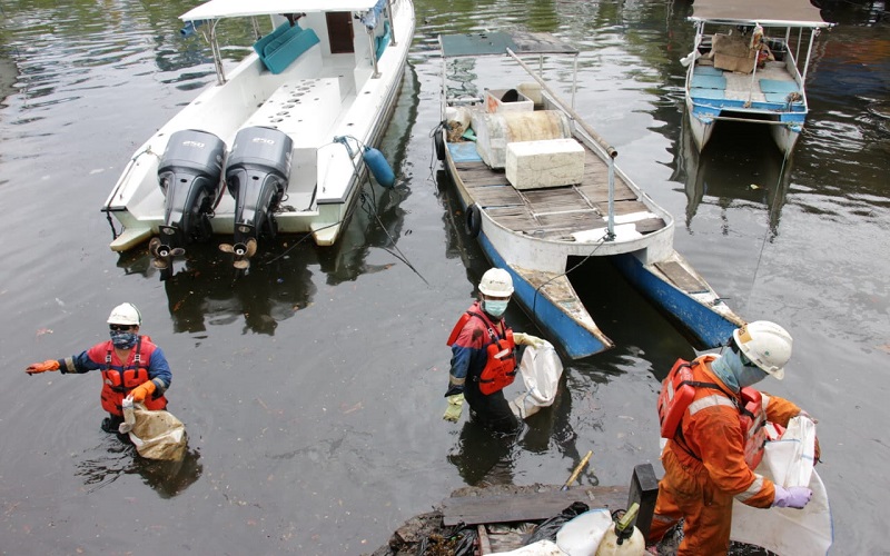 Kesigapan Pertamina Tangani Tumpahan Minyak di Pantai Makassar