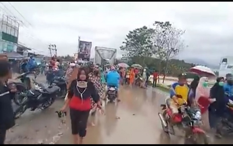 Banjir Bandang Luwu Utara Sulsel, Akses Jalan Antar Kabupaten Tertutup Lumpur