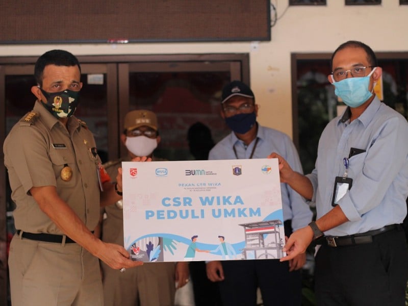 WIKA Salurkan Bantuan Puluhan Gerobak UMKM bagi Warga Jakarta Timur