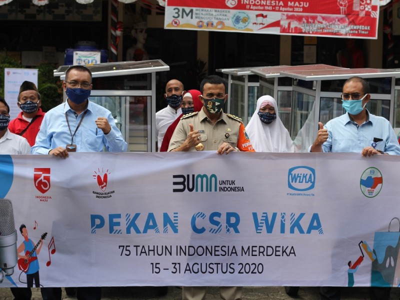 WIKA Salurkan Bantuan Puluhan Gerobak UMKM bagi Warga Jakarta Timur