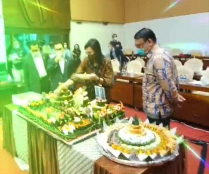 Komisi XI Kasih Surprise Tumpeng Ultah Ke-58 untuk Sri Mulyani