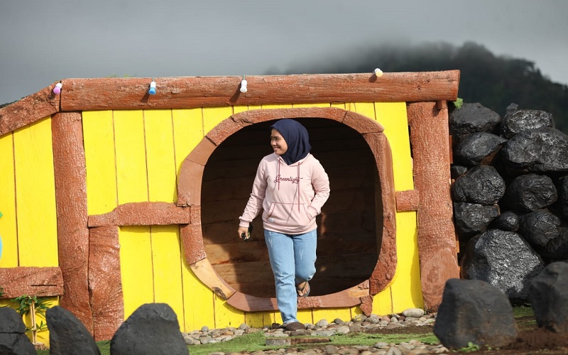 Menyambangi Bukit Bollangi Sulsel: Pesona Matahari Terbit dan Daya Tarik Rumah Hobbit