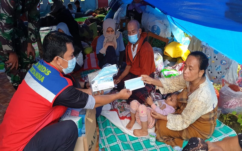 Pertamina Bagikan Masker di SPBU dan Posko Bencana Sulbar, Cegah Cluster Pengungsi