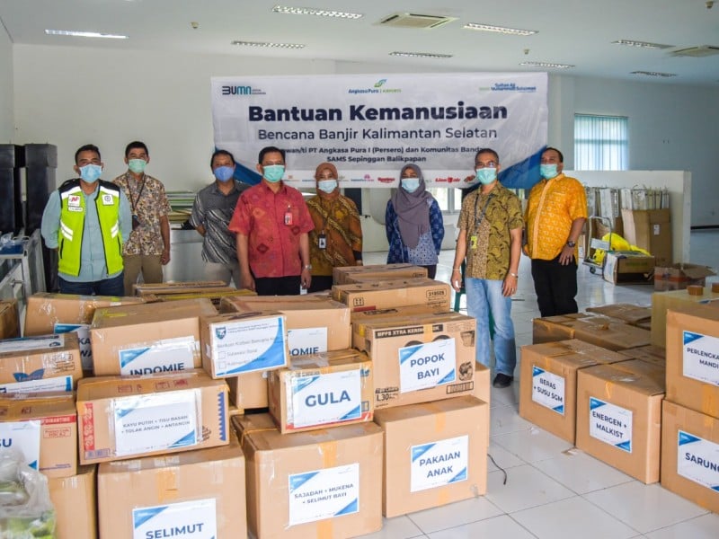 Peduli Korban Bencana Banjir Kalsel, Karyawan dan Karyawati Angkasa Pura I Balikpapan Beserta Komunitas Bandara SAMS Sepinggan Berikan Bantuan