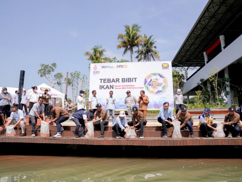 Tabur Bibit Ikan di Danau Archipelago TMII, Brantas Abipraya Dukung Kesiapan Jelang G20