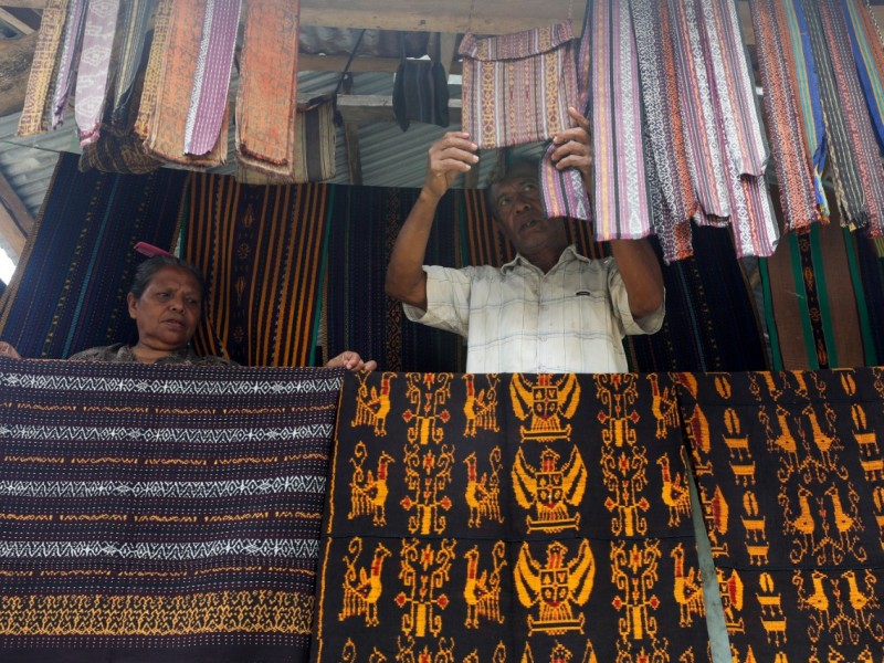 Jelajah Sinyal: Beda Cerita dari Dua Sisi Kaki Gunung Kelimutu