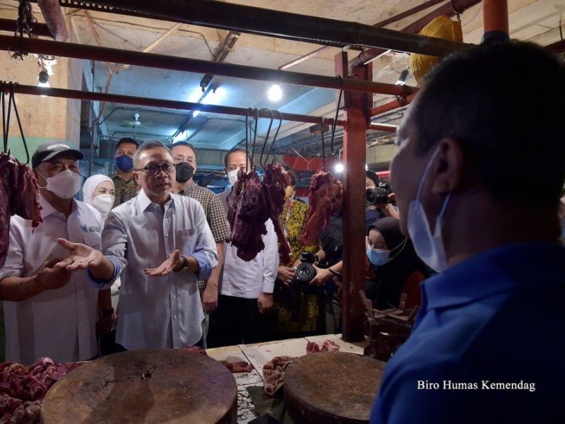 Foto-Foto Zulkfili Hasan Sidak ke Pasar di Hari Pertama Jadi Mendag