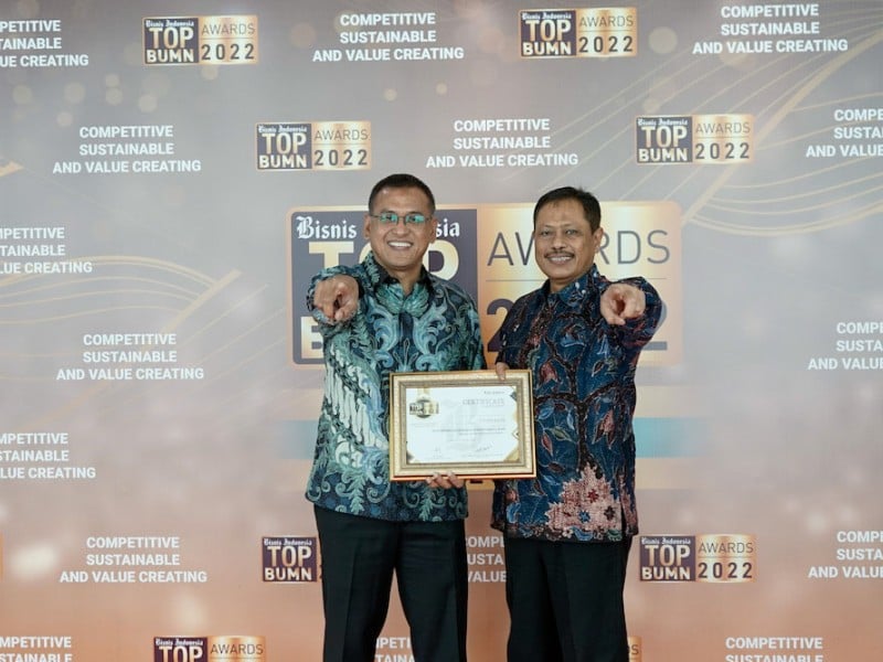 Direktur Utama Pupuk Kaltim Rahmad Pribadi dan SVP Umum Pupuk Kaltim Ardi Harto Mulyo berpose usai menerima penghargaan Bisnis Indonesia TOP BUMN Award 2022./JIBI-Istimewa