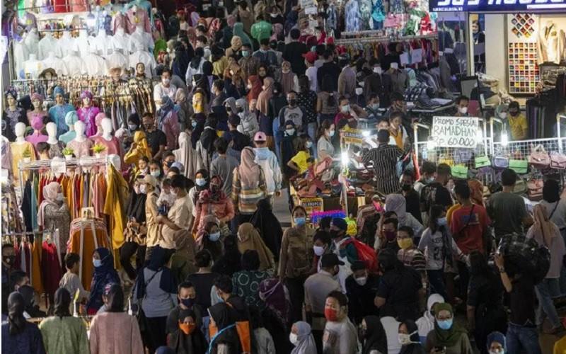 Membeludak! Foto-Foto 100 Ribu Pengunjung Padati Pasar Tanah Abang