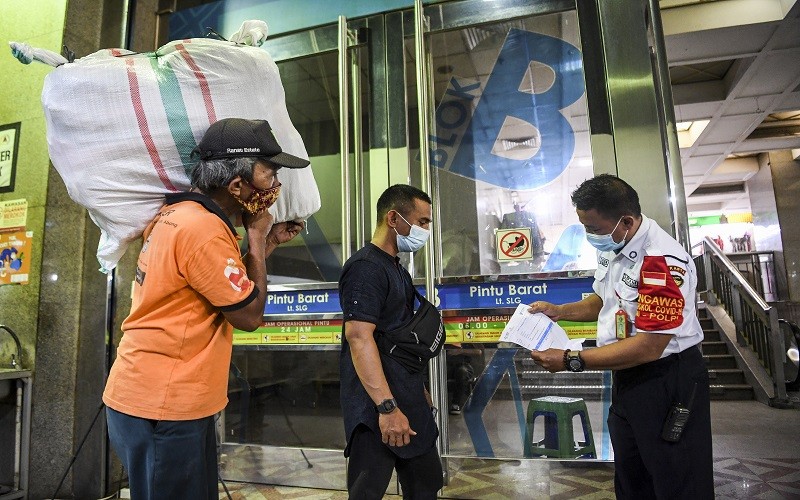 Berjibaku Mengatasi Pandemi Covid-19, di Antara Hoaks dan Kepatuhan