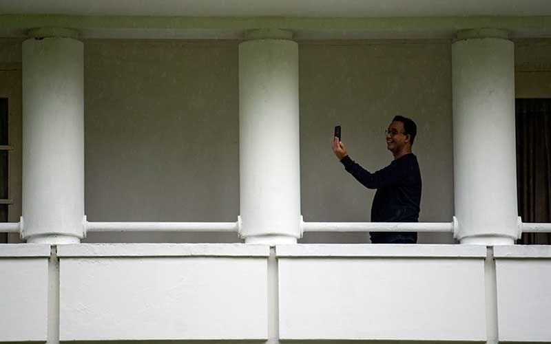 Foto-Foto Gubernur DKI Jakarta Anies Baswedan Saat Jalani Isolasi Mandiri