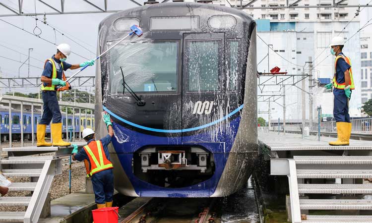 BERITA FOTO : Ramai-Ramai Sterilkan Transportasi Massal