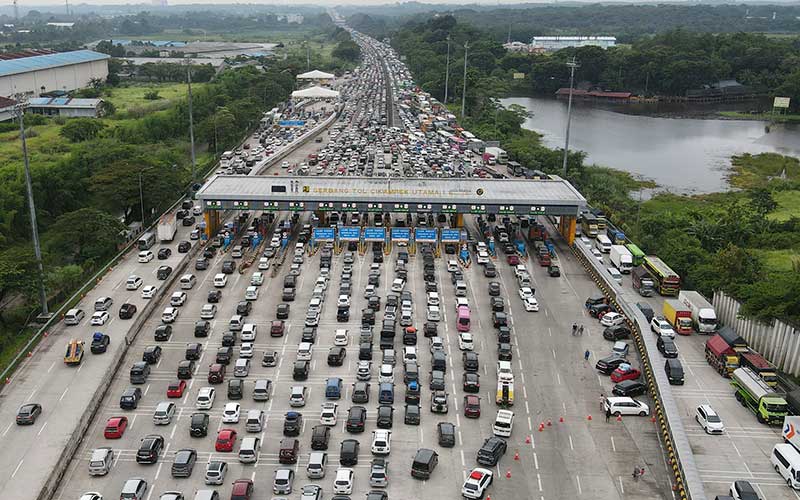 Foto-Foto Kemacetan di Gerbang Tol Cikampek Utama