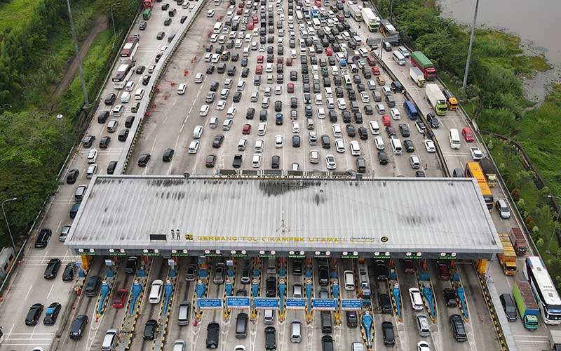 Foto-Foto Kemacetan di Gerbang Tol Cikampek Utama