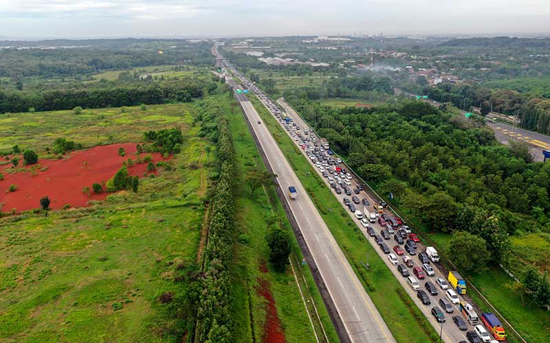 Foto-Foto Kemacetan di Gerbang Tol Cikampek Utama