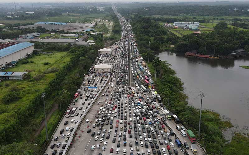 Foto-Foto Kemacetan di Gerbang Tol Cikampek Utama