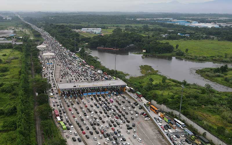 Foto-Foto Kemacetan di Gerbang Tol Cikampek Utama