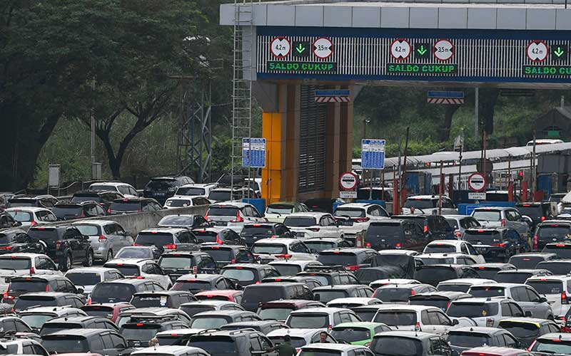 Foto-Foto Kemacetan di Gerbang Tol Cikampek Utama