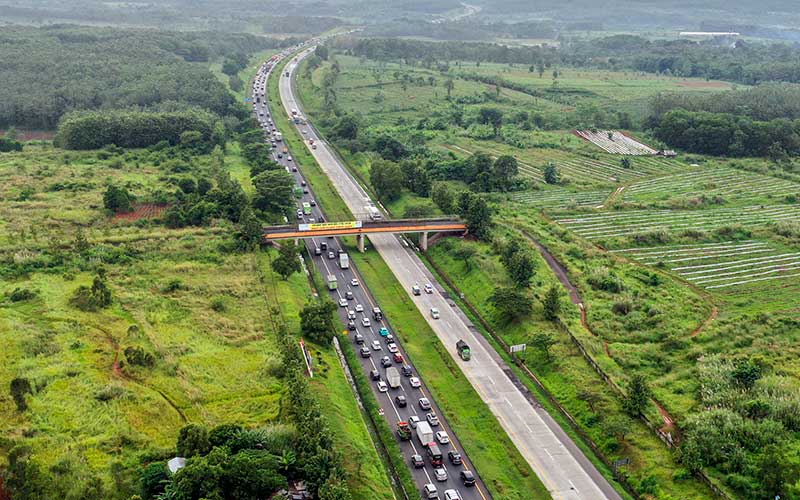 Foto-Foto Kemacetan di Gerbang Tol Cikampek Utama