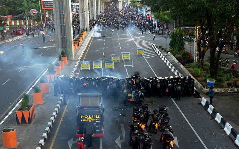 Foto-Foto Kericuhan Unjuk Rasa Mahasiswa di Sejumlah Wilayah