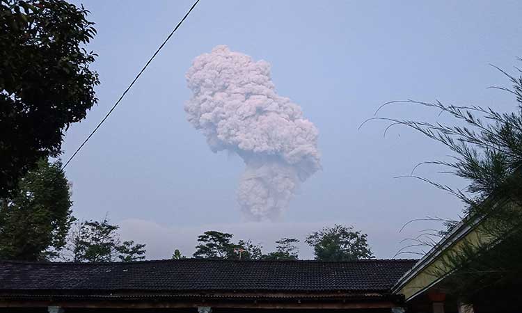 BERITA FOTO : Gunung Merapi Kembali Erupsi