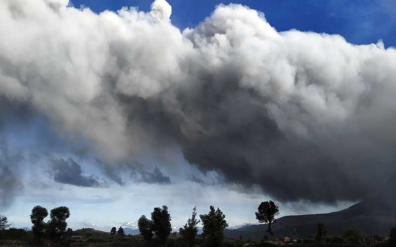 Dahsyat! Ini Foto Erupsi Sinabung Terlihat Gulung-menggulung