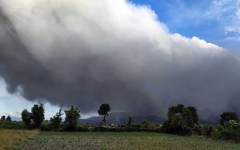 Foto-Foto Hujan Abu Vulkanik Akibat Erupsi Gunung Sinabung