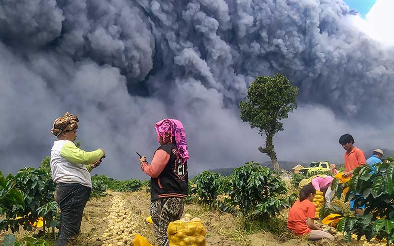 Dahsyat! Ini Foto Erupsi Sinabung Terlihat Gulung-menggulung