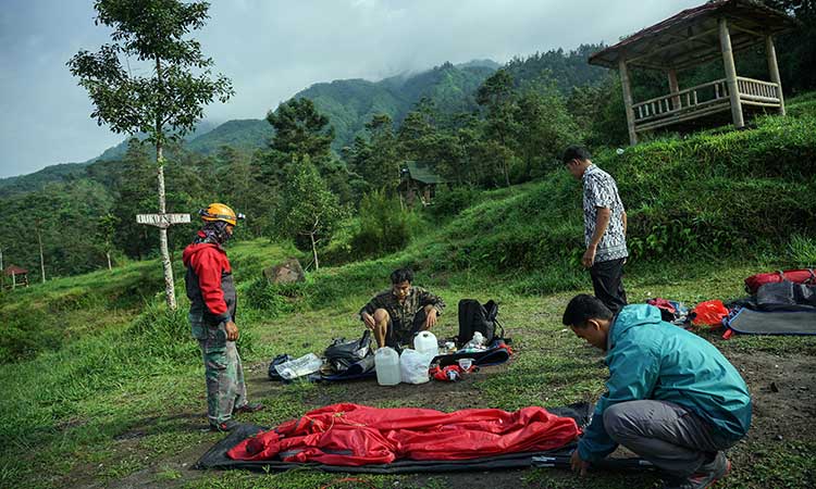 BERITA FOTO : Gunung Merapi Kembali Erupsi