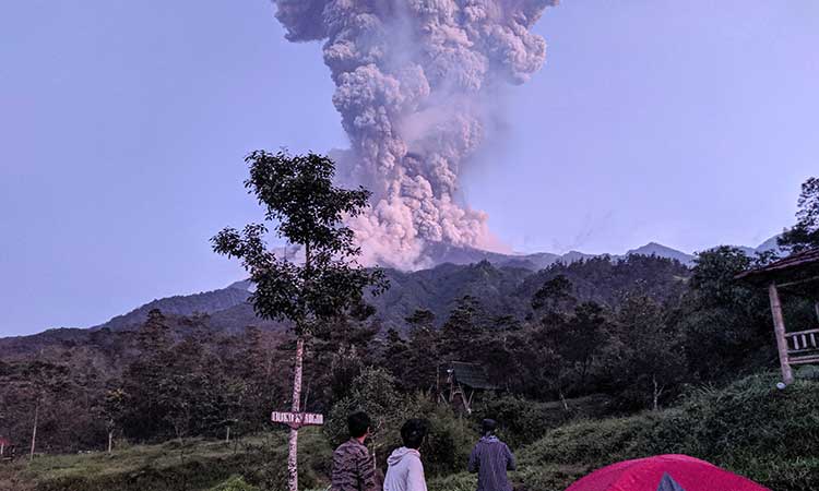 BERITA FOTO : Gunung Merapi Kembali Erupsi