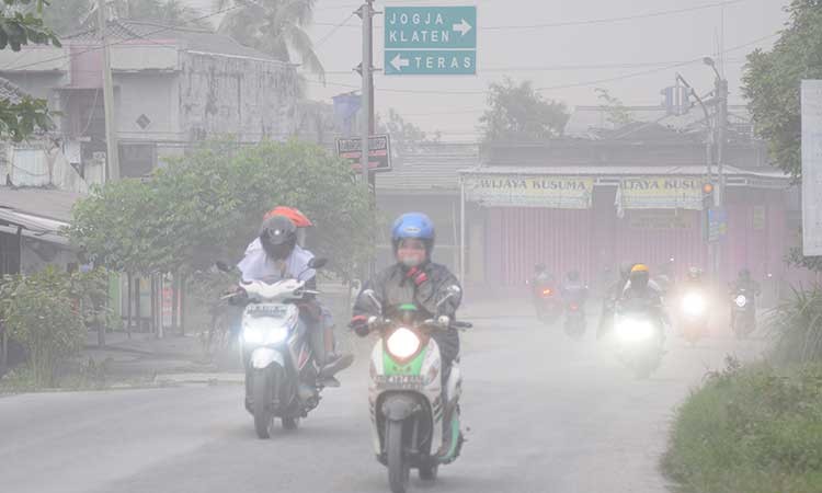 BERITA FOTO : Gunung Merapi Kembali Erupsi