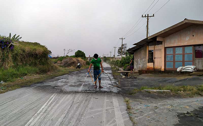 Foto-Foto Hujan Abu Vulkanik Akibat Erupsi Gunung Sinabung