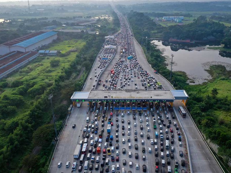 Jalan Tol Jakarta Cikampek Macet Total, Ribuan Kendaraan Terjebak di MBZ dan Contraflow