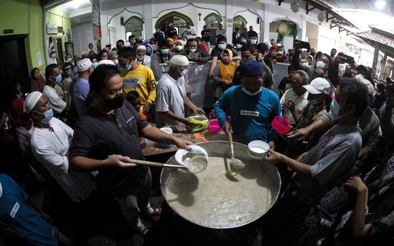 Foto-foto Pembagian Bubur Samin di Solo