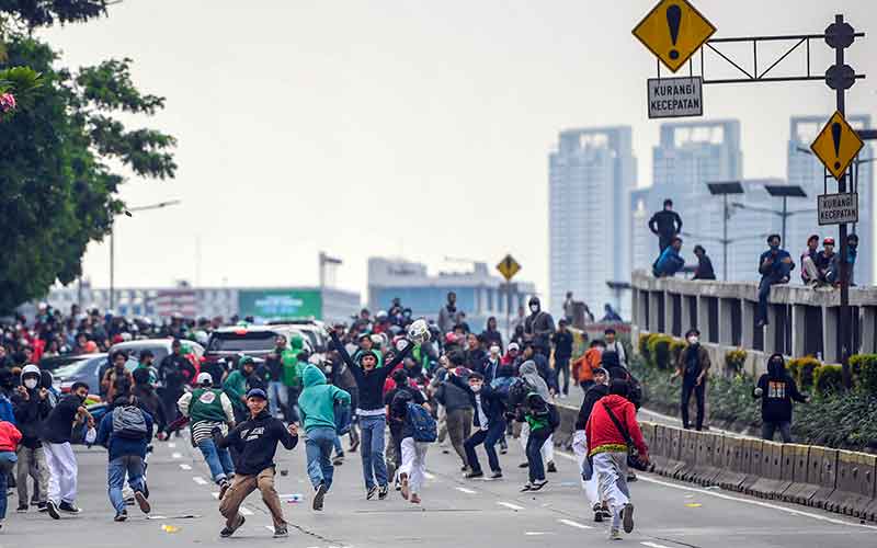 Foto-Foto Kericuhan Unjuk Rasa Mahasiswa di Sejumlah Wilayah