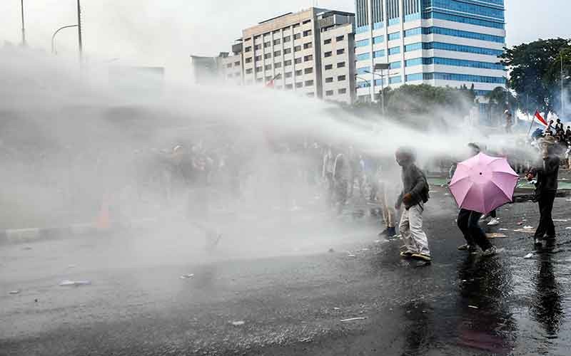 Foto-Foto Kericuhan Unjuk Rasa Mahasiswa di Sejumlah Wilayah