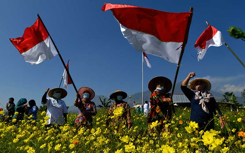 Foto-Foto Pengibaran Bendera Merah Putih di Berbagai Daerah