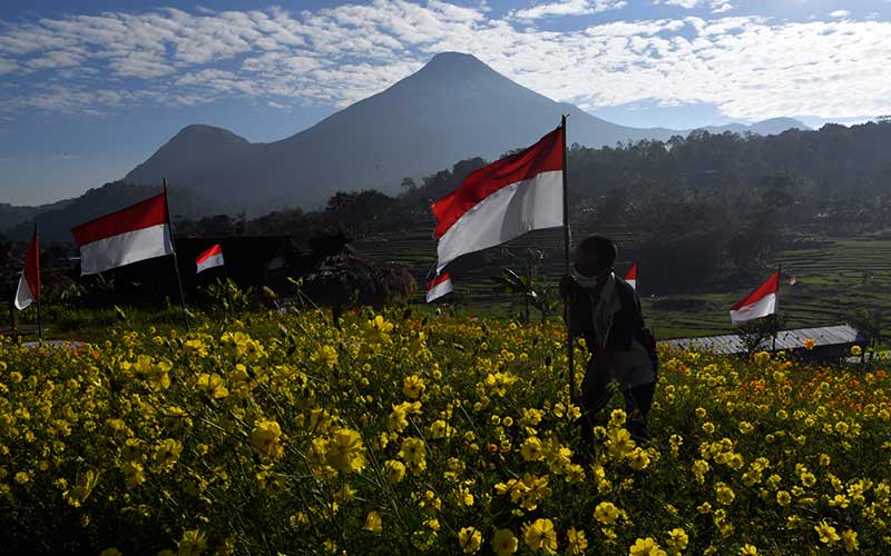 Foto-Foto Pengibaran Bendera Merah Putih di Berbagai Daerah