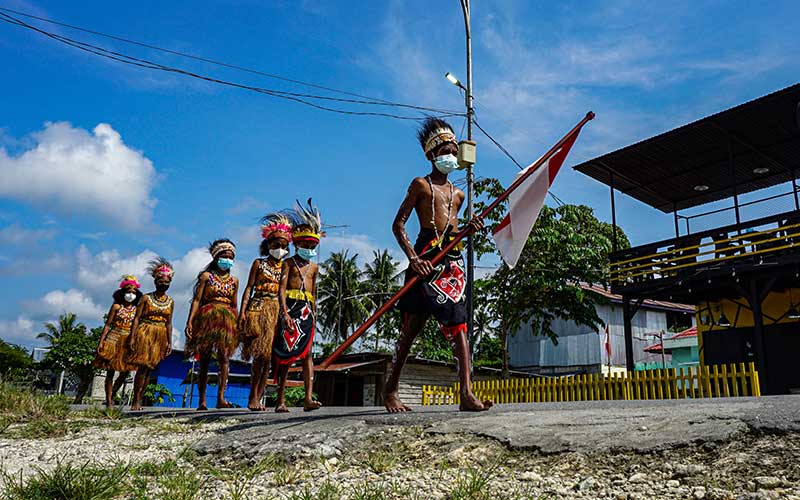 Foto-Foto Pengibaran Bendera Merah Putih di Berbagai Daerah