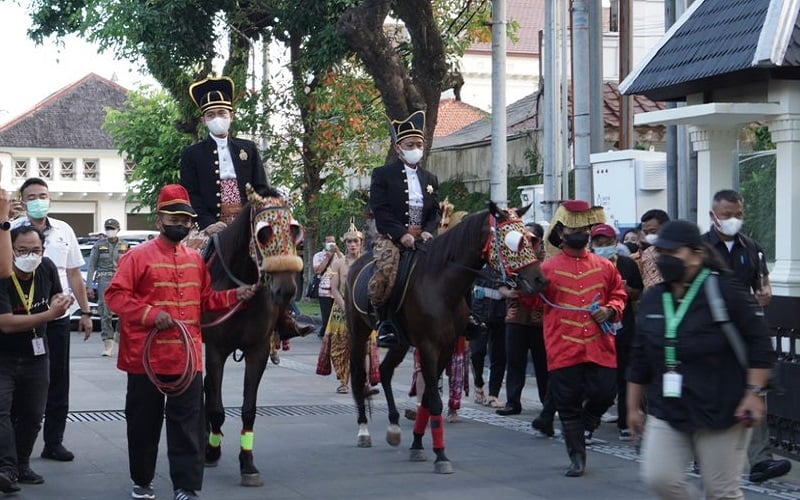 Pakai Beskap, Bahlil dan Gibran Naik Kuda saat Kirab Budaya G20 