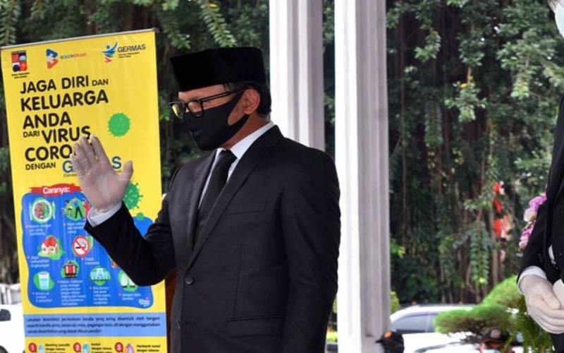 Foto Bima Arya Bersarung Tangan dan Masker Hitam Lantik Pejabat Bogor setelah Sembuh dari Covid-19