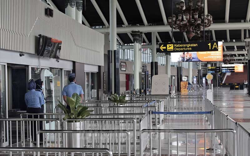 Suasana sepi terlihat di Terminal IA Bandara Soekarno Hatta, Tangerang, Banten, Jumat (24/4/2020). Bisnis - Eusebio Chrysnamurti