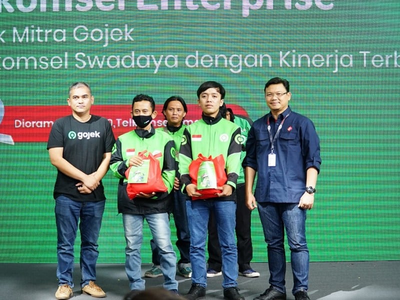 250 Pengemudi Transportasi Online Gojek Terima Paket Sembako dari Telkomsel